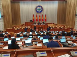 Восемь депутатов задали один и&nbsp;тот&nbsp;же вопрос. Адахан Мадумаров возмутился
