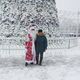 Фото ИА «24.kg». Фотография с Дедом Морозом у новогодней елки на площади Ала-Тоо. Бишкек, 2017 год