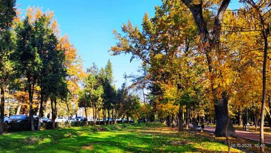 Озеро Сары-Челек и&nbsp;осенний Эркиндик. Фото читателей 24.kg
