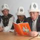 Фото полномочного представительства правительства в Нарынской области. Этнический кыргыз из Памира читает учебник Алиппе. Нарынская область, 2017 год