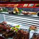 Фото ИА «24.kg». Перекусить в Самарканде можно вкуснейшим шашлыком в одном из многочисленных кафе возле пивзавода