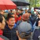 Фото 24.kg. У здания суда начался митинг сторонников и противников партии «Кыргызстан»