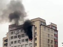 В&nbsp;Бишкеке горит квартира в&nbsp;многоэтажном доме на&nbsp;улице Абдумомунова
