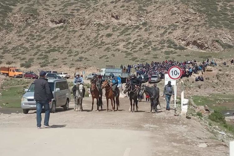 Фото пресс-службы полпредства Нарынской области. Жители Нарынского района перекрыли дорогу к пастбищу