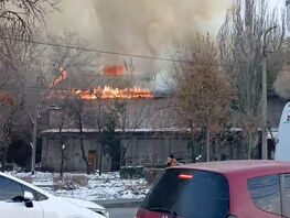 Здание бывшего кинотеатра &laquo;Чатыр-Куль&raquo; в&nbsp;Бишкеке тушат четыре пожарных расчета

