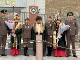 Ethnic Kyrgyz women welcomed at Torugart-Avtodorozhny checkpoint 