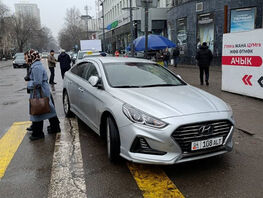 В&nbsp;Бишкеке автомобиль оставили на&nbsp;зебре, мешая пешеходам
