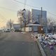 Фото жительницы столицы. В Бишкеке на пересечении проспекта Жибек Жолу и улицы Ибраимова скопилось большое количество мусора