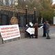 Фото с Telegram-канала «Апрель ТВ». Сторонники Алмазбека Атамбаева и других политзаключенных объявили голодовку
