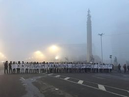 Фото дня. Протестующие на&nbsp;Площади республики в&nbsp;Алматы
