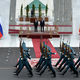 Фото Султана Досалиева. Президент России приветствовал почетный караул гвардейцев на кыргызском языке