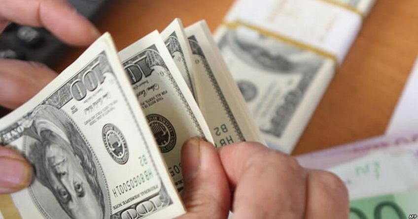 Падение доллара. Нацбанк Кыргызстана скупает валюту на&nbsp;рынке
