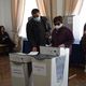 Фото 24.kg. Роза Отунбаева проголосовала на избирательном участке № 1215