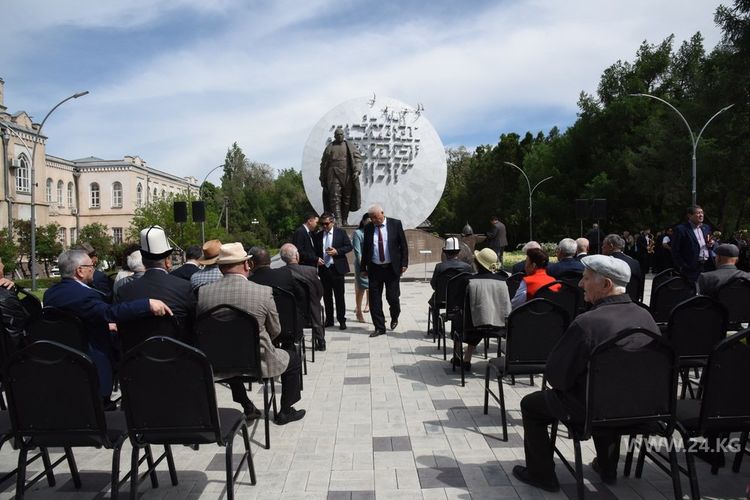Фото 24.kg. Возле памятника Бишкеку баатыру проходит торжественное мероприятие