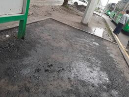 Разрыли тротуар и&nbsp;залили смолой. Бишкекчане жалуются на&nbsp;беспорядок у&nbsp;остановки
