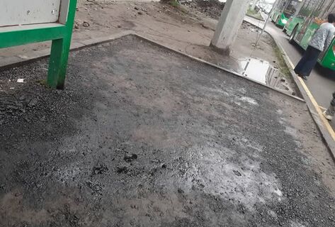 Разрыли тротуар и&nbsp;залили смолой. Бишкекчане жалуются на&nbsp;беспорядок у&nbsp;остановки

