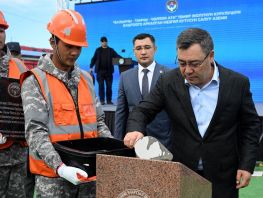 Президент Балыкчы&nbsp;&mdash; Тамчы&nbsp;&mdash; Чолпон-Ата темир жолунун курулушун баштап берди
