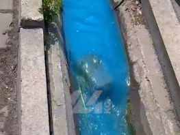 В&nbsp;Бишкеке в&nbsp;арыке на&nbsp;улице Раззакова течет вода ярко-синего цвета

