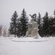 Фото ИА «24.kg». Посреди парка памятник Н.М.Пржевальскому. Монументальная серая гранодиоритовая девятиметровая скала, увенчанная бронзовой фигурой орла