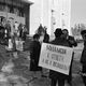 Фото из архива 24.kg. 1990 год. Так проходили акции протеста до того, как чиновники догадались отгородиться от них забором