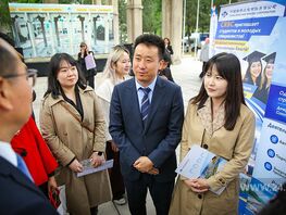 Тысячи вакансий и&nbsp;десятки работодателей: в&nbsp;Бишкеке прошел День карьеры 