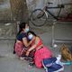 Фото REUTERS. Женщины оплакивают смерть члена семьи, умершего от COVID-19, возле крематория в Нью-Дели