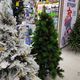 Фото 24.kg. В магазинах и на базарах представлен большой выбор елок на любой вкус и кошелек