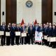 Фото пресс-службы президента КР. Сборной по хоккею вручили денежные сертификаты
