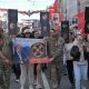Фото Медузы. Участники «Бессмертного полка», бойцы ЧВК Вагнера, несут портрет погибшего Евгения Пригожина