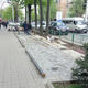 Фото ИА «24.kg». Бишкек. Газон по улице Киевской закладывают брусчаткой