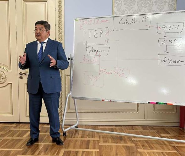 Фото из соцсетей/Эдиль Байсалов. Акылбек Жапаров объясняет схему перехода Mega