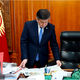 Фото Султана Досалиева. Ознакомление с публикациями в печатной прессе в рабочем кабинете главы государства (19 февраля 2018 года, г. Бишкек)
