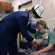 Фото пресс-службы президента. Сооронбай Жээнбеков утешает маму скончавшейся студентки-волонтера Адинай Мырзабековой
