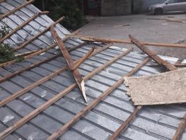 В&nbsp;Бишкеке сильный ветер сорвал кровлю пятиэтажного дома. Пострадали три машины
