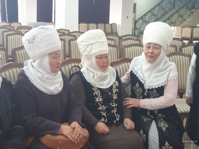 Фото 24.kg. Кыргызская женщина должна одеваться так, считают организаторы форума