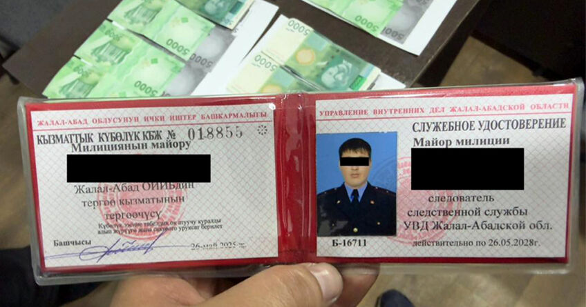 Брали взятку прямо в&nbsp;отделе. В&nbsp;Джалал-Абаде задержали милиционеров
