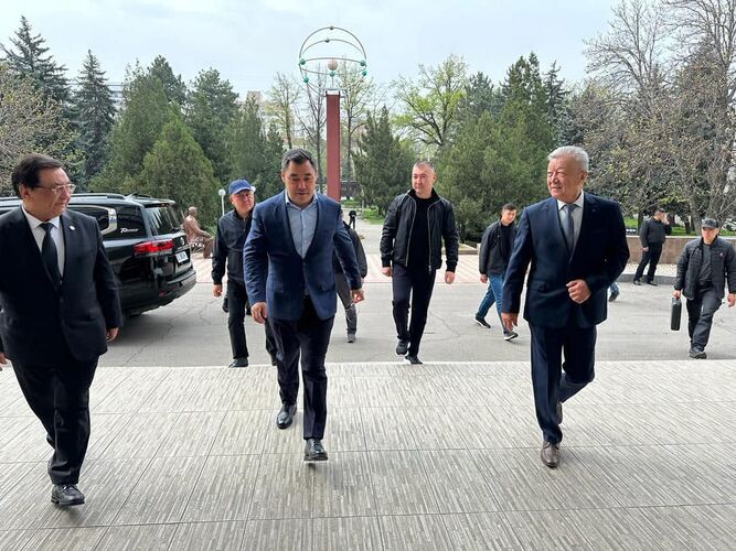 Садыр Жапаров посетил Национальную академию наук и Ботанический сад