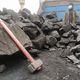 Фото 24.kg. Уголь привозят на точки продаж грузовиками. Огромные камни разбивают вручную