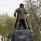Фото из интернета. Памятник Алымбеку датке в Оше