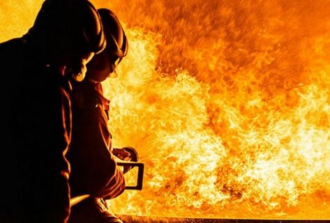 В&nbsp;Бишкеке на&nbsp;улице Анкара загорелся многоэтажный дом: два яруса охватило пламя
