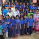 Фото Эсена Турусбекова. С учащимися школы в провинции Майменсинг, которой была оказана помощь со стороны ЮНИСЕФ