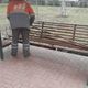 Фото пресс-службы мэрии. Сотрудники «Тазалыка» восстановили скамейки на бульваре Эркиндик